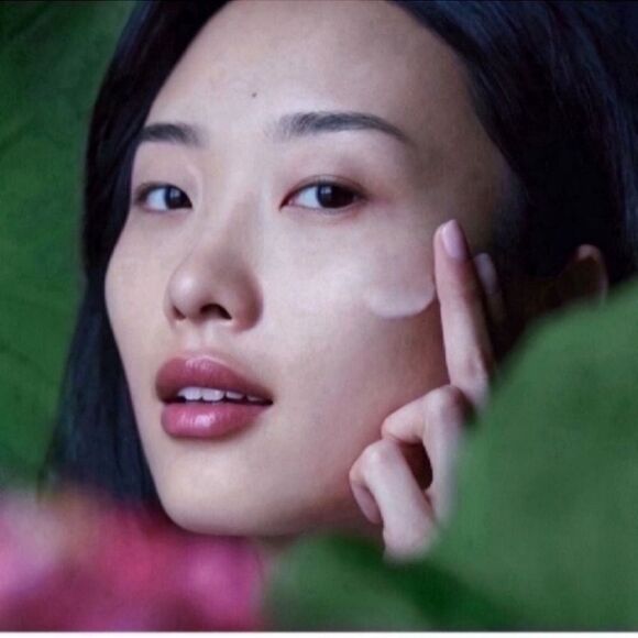 New Lotus AHA Gentle Resurfacing Serum - Picture 3 of 10